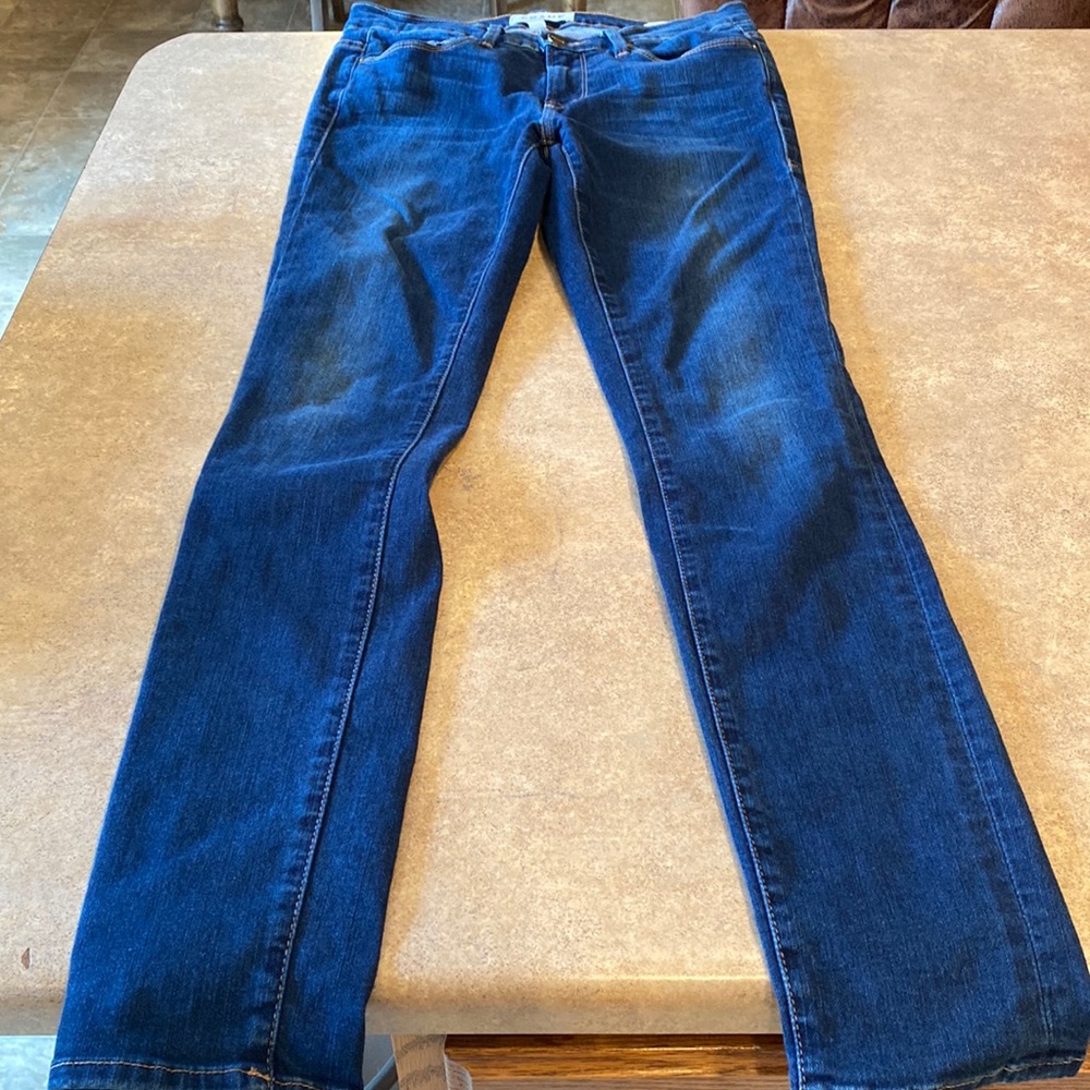 Womens Frame Denim skinny jeans size 28 inseam measures about 28.5”